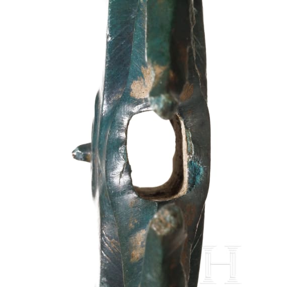 Massiver Beschlag in Lunulaform mit stilisierten Wasserv&ouml;geln, sp&auml;te Bronzezeit, 10. - 9. Jhdt. v. Chr.
