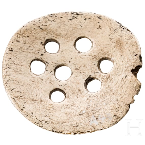 Vorgeschichtliche Trepanationsscheibe mit Darstellung der Plejaden (?), urnenfelderzeitlich, 12. - 9. Jhdt. v. Chr.