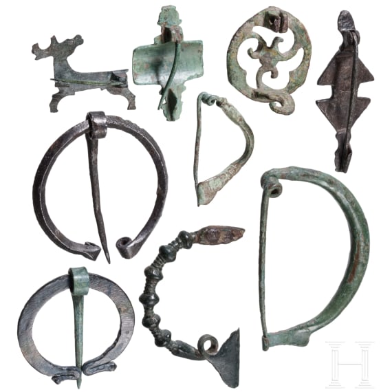 Neun Fibeln, eisenzeitlich bis r&ouml;misch, 6. Jhdt. v. - 3. Jhdt. n. Chr.