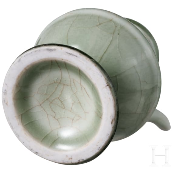 Bedeutendes und seltenes kleines Seladon-K&auml;nnchen, China, Ming-Dynastie, wohl Yongle-Periode, 14./15. Jhdt.