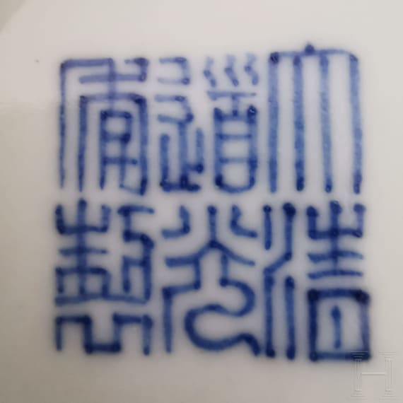 Eisenrot bemalte Schale mit Flederm&auml;usen und Daoguang-Sechszeichenmarke, China, wohl aus dieser Zeit (um 1840)
