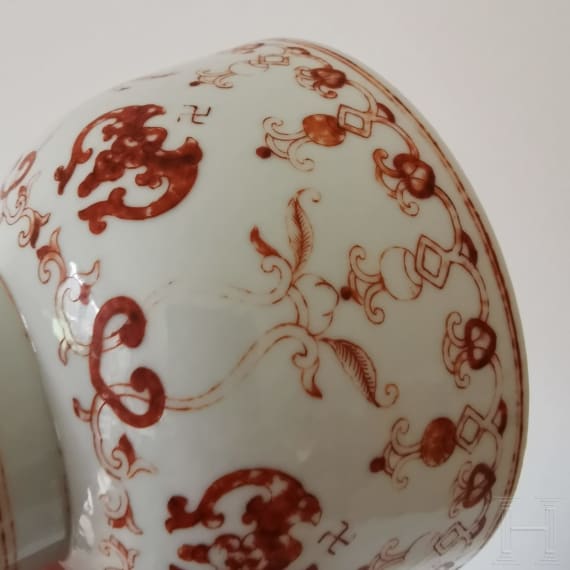 Eisenrot bemalte Schale mit Flederm&auml;usen und Daoguang-Sechszeichenmarke, China, wohl aus dieser Zeit (um 1840)