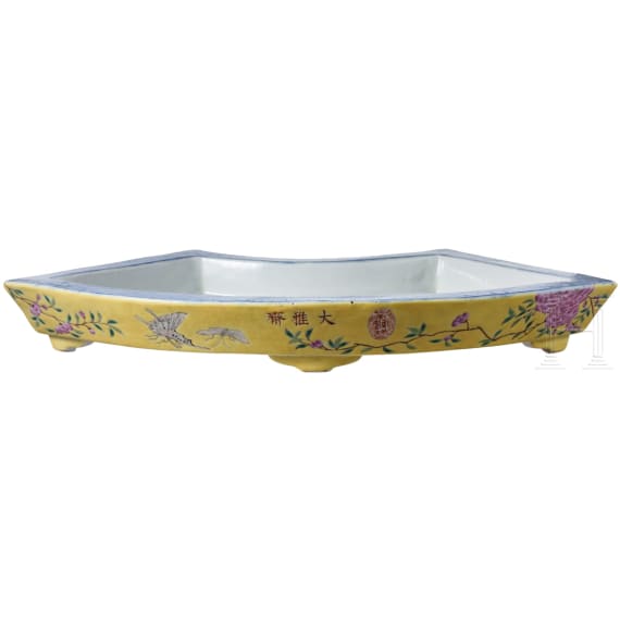 Seltenes Famille-Rose-Becken mit Narzissen, China, wohl Guangxu-Periode, 19./20. Jhdt.