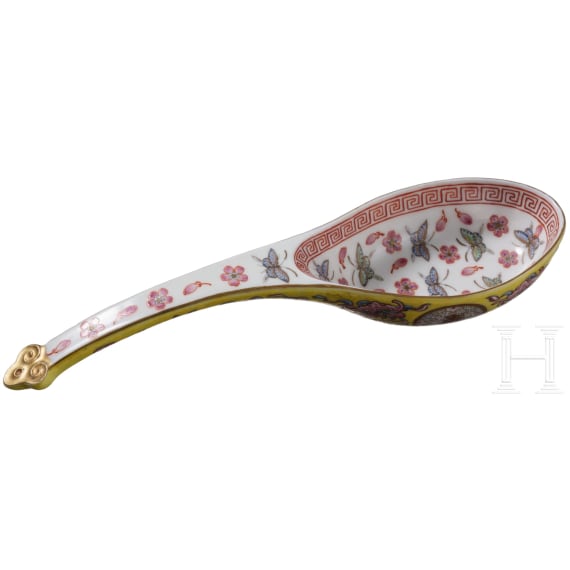 Seltener famille-rose-L&ouml;ffel mit Guangxu-Marke und aus der Zeit, China, 19./20. Jhdt.