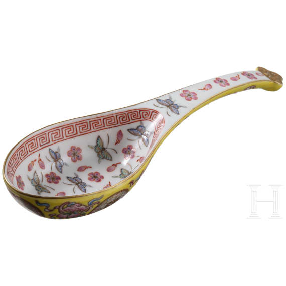 Seltener famille-rose-L&ouml;ffel mit Guangxu-Marke und aus der Zeit, China, 19./20. Jhdt.