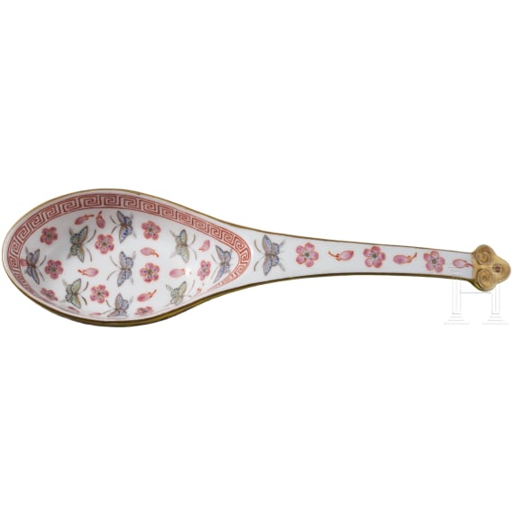 Seltener famille-rose-L&ouml;ffel mit Guangxu-Marke und aus der Zeit, China, 19./20. Jhdt.