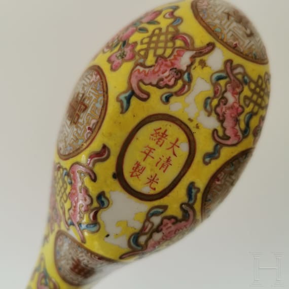 Seltener famille-rose-L&ouml;ffel mit Guangxu-Marke und aus der Zeit, China, 19./20. Jhdt.