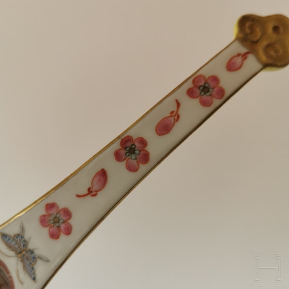 Seltener famille-rose-L&ouml;ffel mit Guangxu-Marke und aus der Zeit, China, 19./20. Jhdt.
