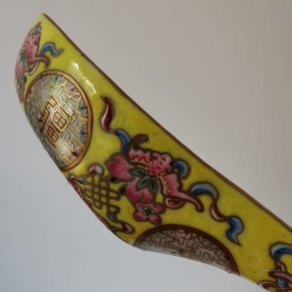 Seltener famille-rose-L&ouml;ffel mit Guangxu-Marke und aus der Zeit, China, 19./20. Jhdt.