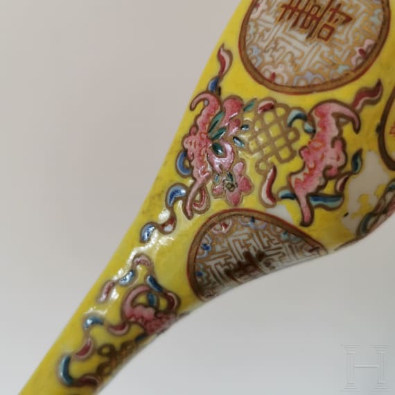 Seltener famille-rose-L&ouml;ffel mit Guangxu-Marke und aus der Zeit, China, 19./20. Jhdt.
