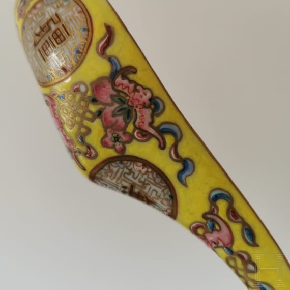 Seltener famille-rose-L&ouml;ffel mit Guangxu-Marke und aus der Zeit, China, 19./20. Jhdt.