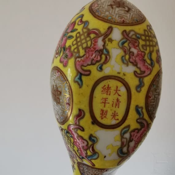 Seltener famille-rose-L&ouml;ffel mit Guangxu-Marke und aus der Zeit, China, 19./20. Jhdt.