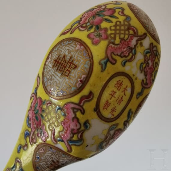 Seltener famille-rose-L&ouml;ffel mit Guangxu-Marke und aus der Zeit, China, 19./20. Jhdt.