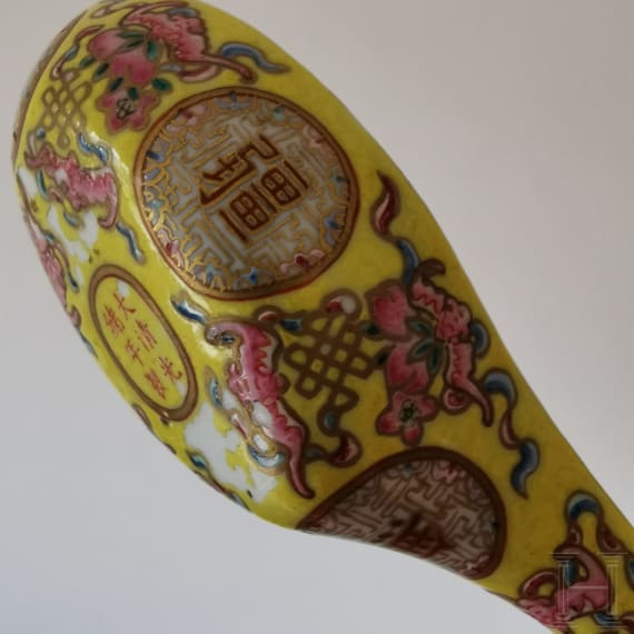 Seltener famille-rose-L&ouml;ffel mit Guangxu-Marke und aus der Zeit, China, 19./20. Jhdt.