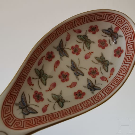 Seltener famille-rose-L&ouml;ffel mit Guangxu-Marke und aus der Zeit, China, 19./20. Jhdt.
