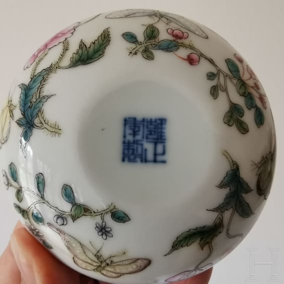 Kleine Famille-Rose-Deckeldose mit Schmetterlingen, China, wohl 19./20. Jhdt.