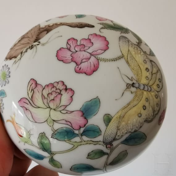 Kleine Famille-Rose-Deckeldose mit Schmetterlingen, China, wohl 19./20. Jhdt.