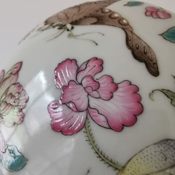 Kleine Famille-Rose-Deckeldose mit Schmetterlingen, China, wohl 19./20. Jhdt.