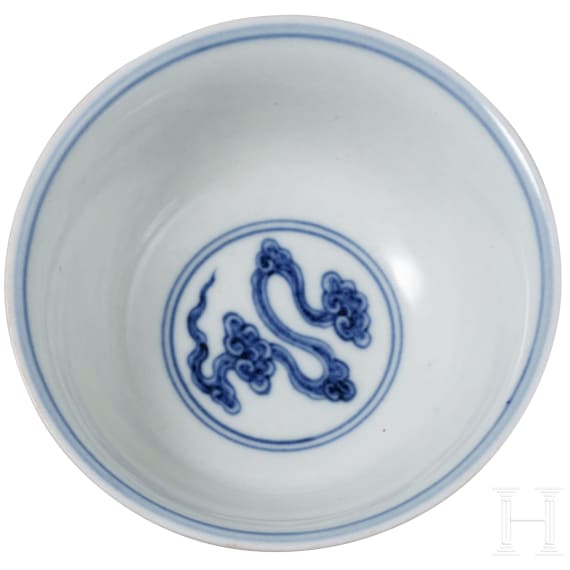 Blau-wei&szlig;e Drachenschale mit Yongzheng-Sechszeichenmarke, China, wohl Yongzheng-Periode, 18. Jhdt.