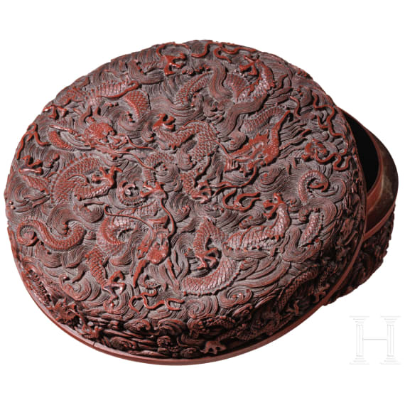 Rotlack-Dose mit Drachen, China, Qing-Dynastie, um 1900