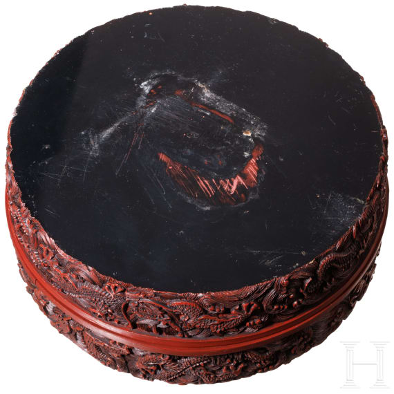 Rotlack-Dose mit Drachen, China, Qing-Dynastie, um 1900