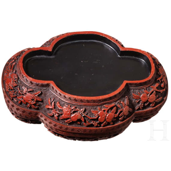Vierpassige Rotlack-Dose "Han Xiangzi", China, um 1900