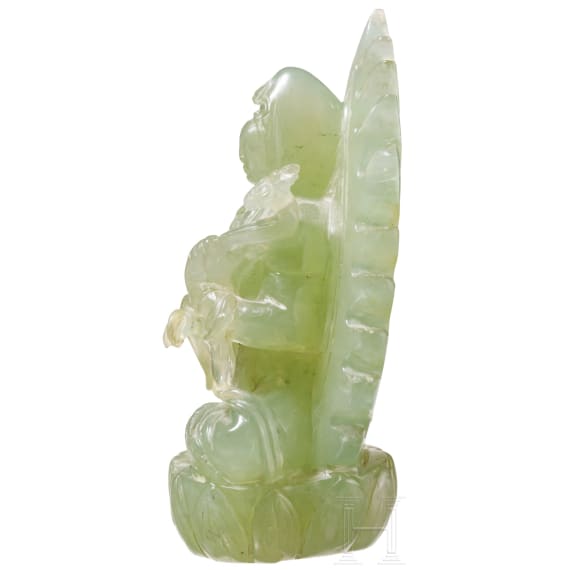Serpentinfigur einer sitzenden Guanyin, China, 20. Jhdt.