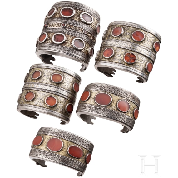 F&uuml;nf partiell feuervergoldete Silber-Manschettenarmbander, Teke, Turkmenistan, um 1900