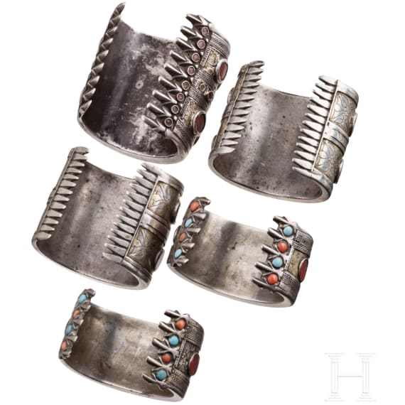F&uuml;nf partiell feuervergoldete Silber-Manschettenarmbander, Teke, Turkmenistan, um 1900