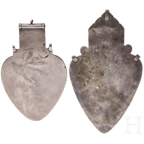 Zwei herzf&ouml;rmige "asyk"-R&uuml;ckenschmuckst&uuml;cke, Teke, Turkmenistan, um 1900