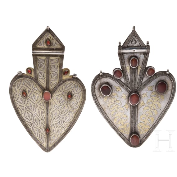 Zwei herzf&ouml;rmig "asyk"-R&uuml;ckenschmuckst&uuml;cke, Teke, Turkmenistan, um 1900