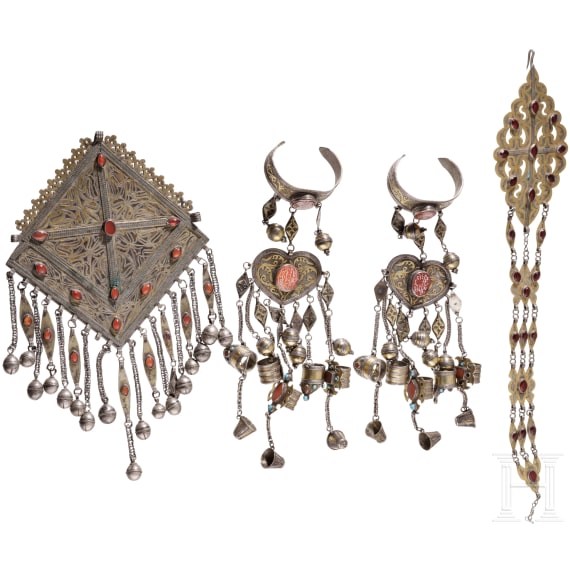 Brustanh&auml;nger, Handschmuck und Teil eines G&uuml;rtels, Turkmenistan, um 1900
