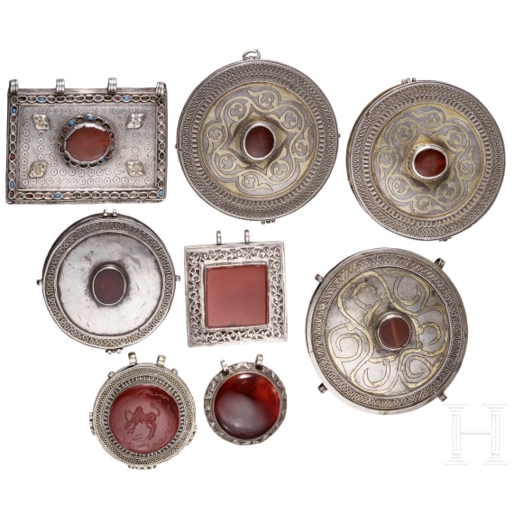 Acht silberne Anh&auml;nger/Beschl&auml;ge mit Karneol, Turkmenistan, um 1900