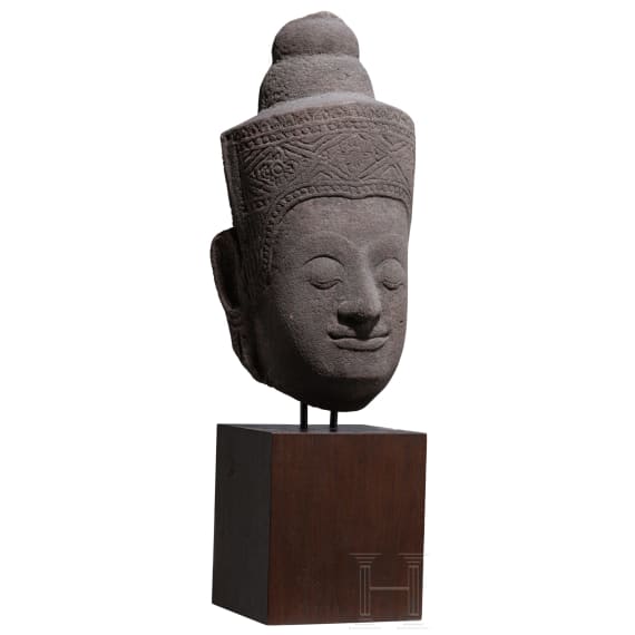Kopf von einer Sandsteinstele, wohl Khmer, 11. - 12. Jhdt.