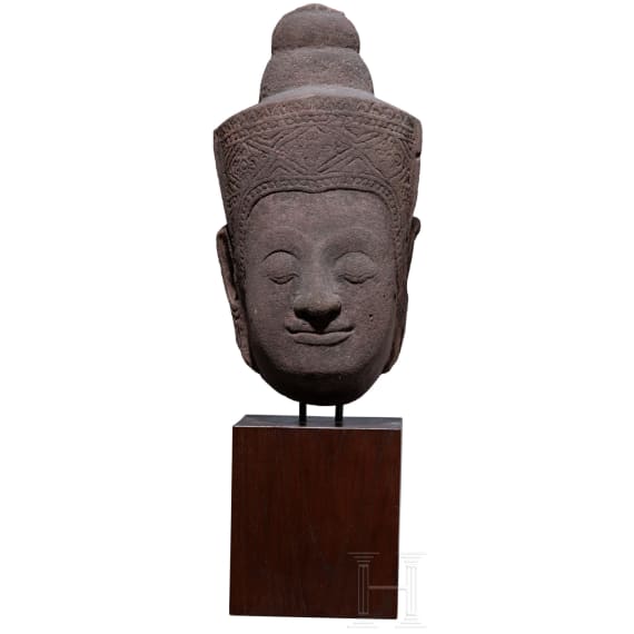 Kopf von einer Sandsteinstele, wohl Khmer, 11. - 12. Jhdt.