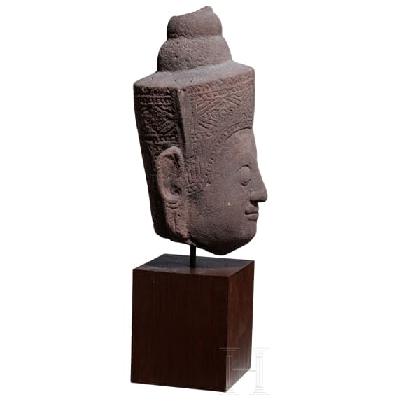 Kopf von einer Sandsteinstele, wohl Khmer, 11. - 12. Jhdt.