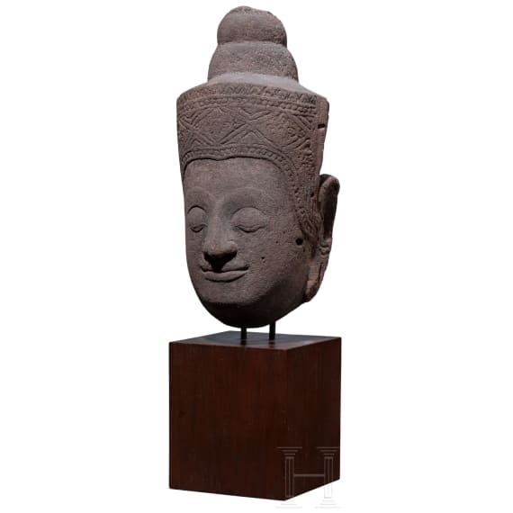 Kopf von einer Sandsteinstele, wohl Khmer, 11. - 12. Jhdt.