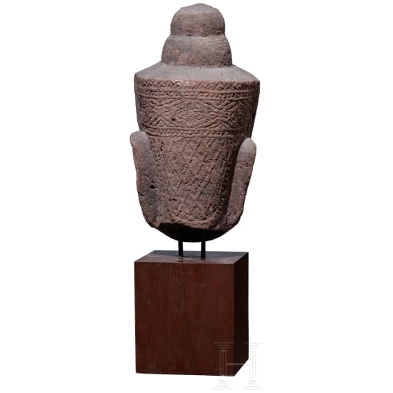 Kopf von einer Sandsteinstele, wohl Khmer, 11. - 12. Jhdt.