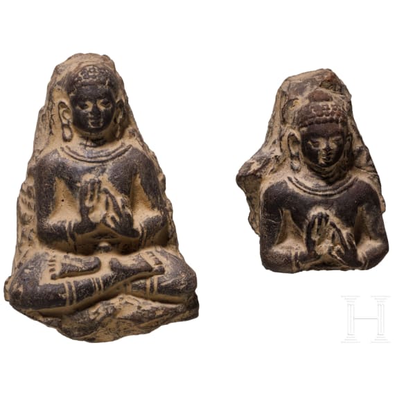 Zwei Tsatsas (Keramikvotive in Buddha-Gestalt), Nordindien/Himalayaraum, Gupta-zeitlich, um 4. - 6. Jhdt. n. Chr.