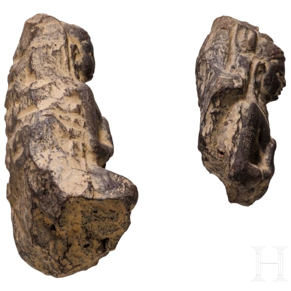 Zwei Tsatsas (Keramikvotive in Buddha-Gestalt), Nordindien/Himalayaraum, Gupta-zeitlich, um 4. - 6. Jhdt. n. Chr.