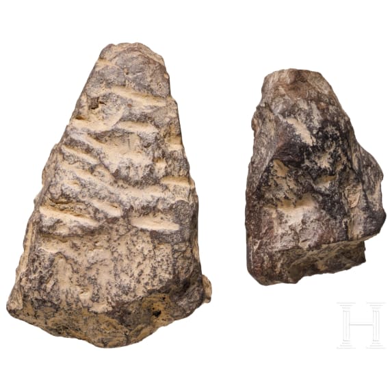 Zwei Tsatsas (Keramikvotive in Buddha-Gestalt), Nordindien/Himalayaraum, Gupta-zeitlich, um 4. - 6. Jhdt. n. Chr.