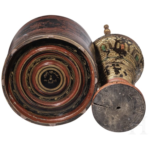 Kun-It-Betel-Beh&auml;lter aus Bambus und Lack sowie t&uuml;rmchenf&ouml;rmige Spendenbox, Burma, 20. Jhdt.
