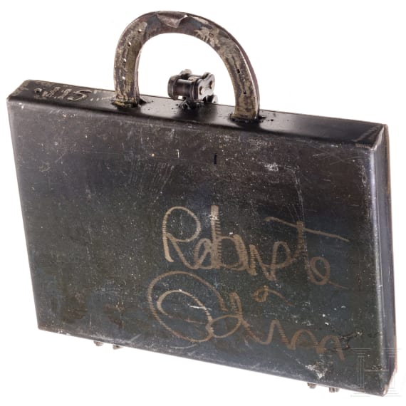 Chaian Khoi und Robuste Odin, "Briefcase"
