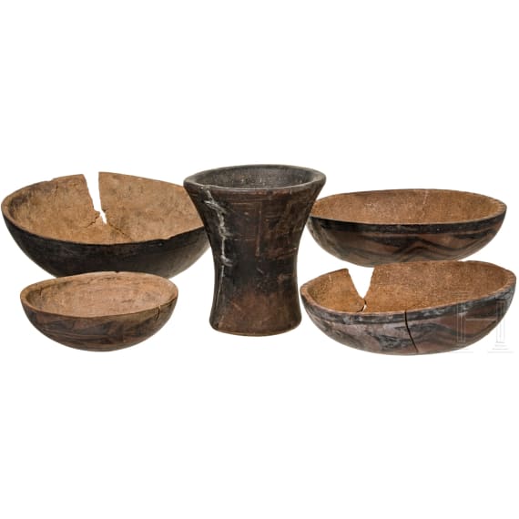 H&ouml;lzerner Keru (Becher), Peru, fr&uuml;he Kolonialzeit, 16. Jhdt., sowie vier bemalte K&uuml;rbisschalen