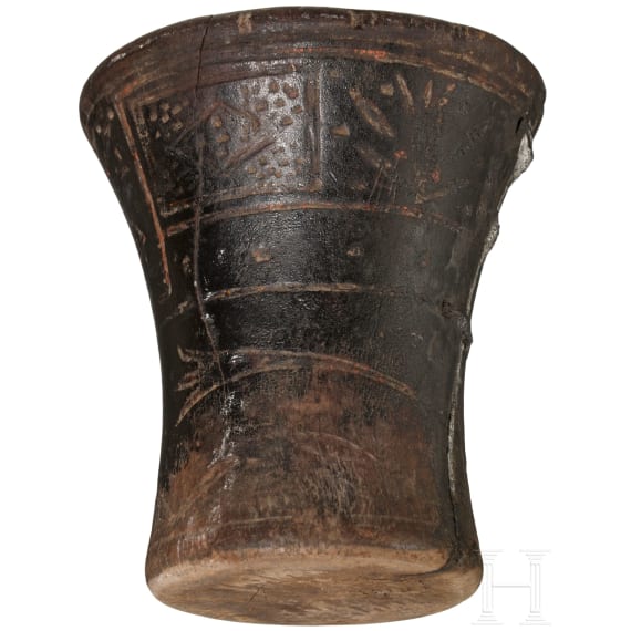 H&ouml;lzerner Keru (Becher), Peru, fr&uuml;he Kolonialzeit, 16. Jhdt., sowie vier bemalte K&uuml;rbisschalen