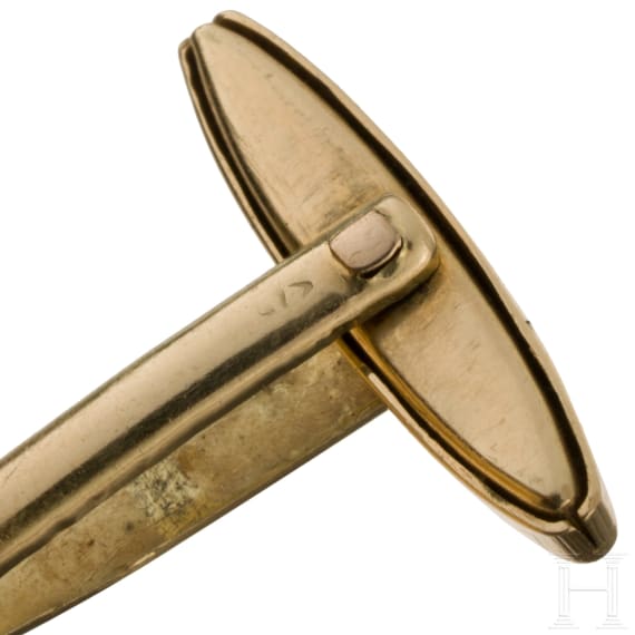 Ein Paar gro&szlig;e goldene Manschettenkn&ouml;pfe