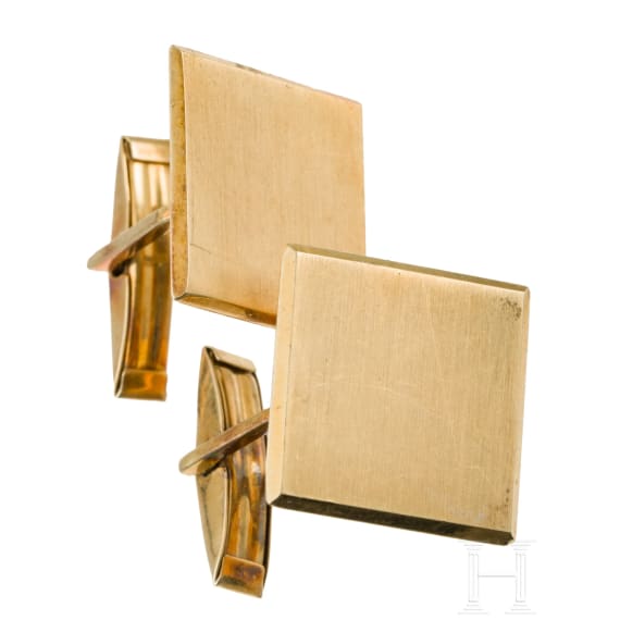 Ein Paar goldene Manschettenkn&ouml;pfe
