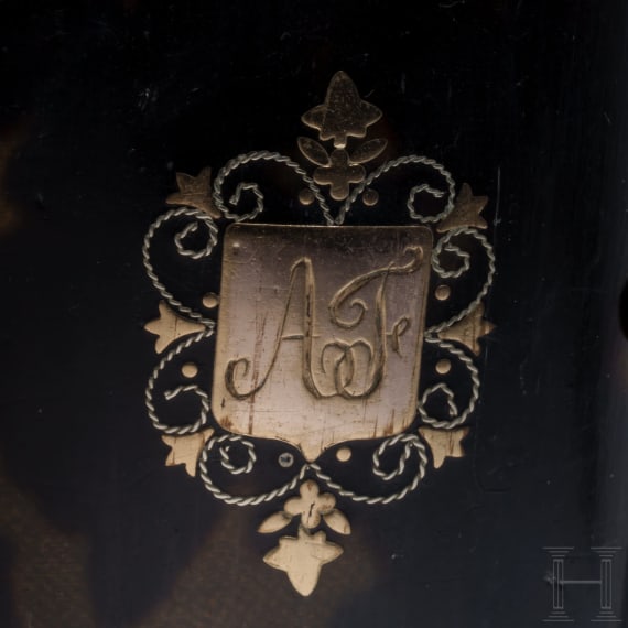 Elf intarsierte Perlmutt- und Schildpatt-Etuis, Frankreich, 19./20. Jhdt.