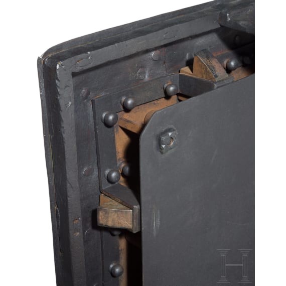Gro&szlig;e Kriegskasse mit Holzsockel, deutsch, Mitte 18. Jhdt.