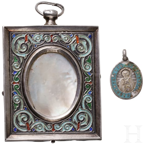 Cloisonn&eacute;-Email-Miniaturrahmen und silberner Miniatur-Ikonenanh&auml;nger, Russland, um 1900